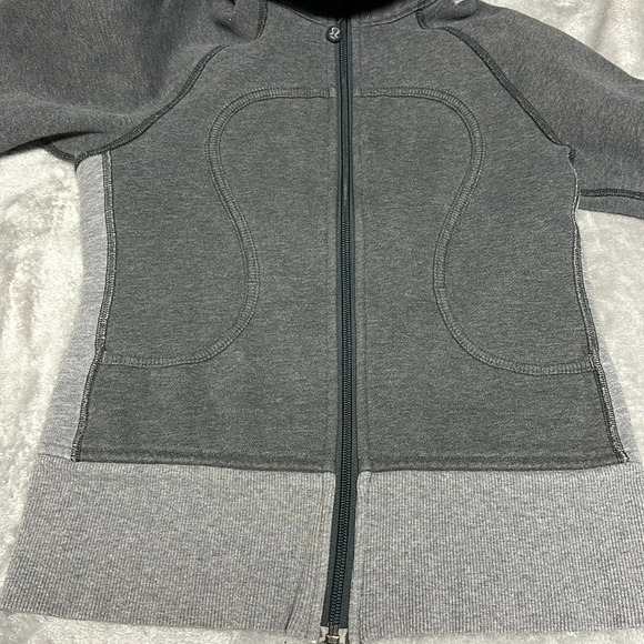 Lululemon - Two-toned Classic Scuba Hoodie. Size 2 - Picture 4 of 6